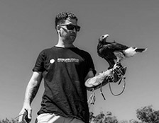 Manuel Maier con su Gavilan para el diario el Observador. Montevideo una ciudad habitada por aves rapaces